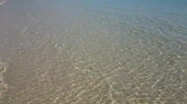Sardunya kıyılarının havadan görünüşü. Chia sahilinin berrak denizi. Sakin ve güneşli deniz