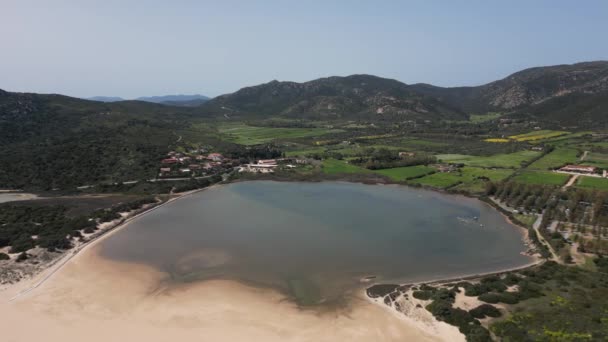 Vista Aérea Costa Sarda Mar Cristalino Playa Chia Mar Tranquilo — Vídeo de stock