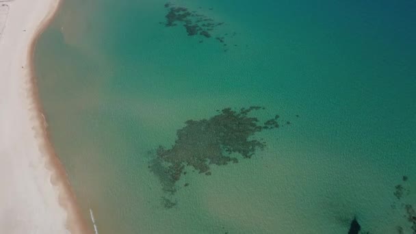 从空中俯瞰撒丁岛海岸 千禧海滩清澈的水晶海 平静而阳光明媚的大海 — 图库视频影像