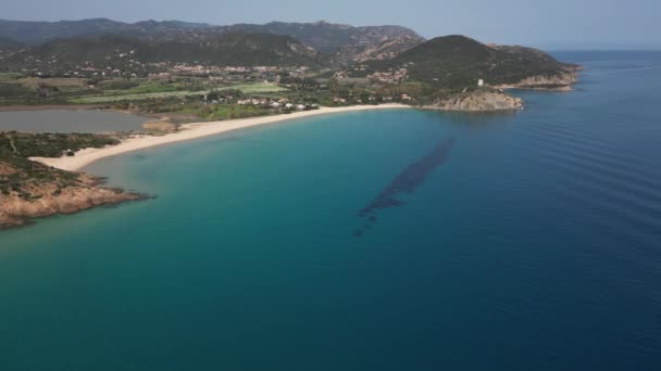 从空中俯瞰撒丁岛海岸 千禧海滩清澈的水晶海 平静而阳光明媚的大海 — 图库视频影像