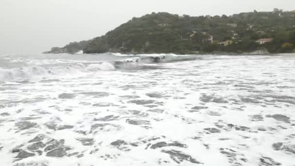 サルデーニャのビーチでウィンディーデー 高い海の波が水で満ちている クラウディ — ストック動画