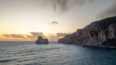 Sardinya 'da, Porto Flavia yakınlarında dalgalı bir deniz. Pan di Zucchero ve kristal berrak denizin hava manzarası