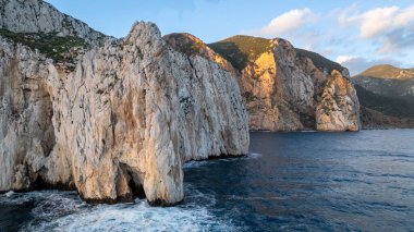 Sardinya 'da, Porto Flavia yakınlarında dalgalı bir deniz. Pan di Zucchero ve kristal berrak denizin hava manzarası