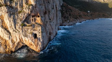 Sardinya 'da, Porto Flavia yakınlarında dalgalı bir deniz. Pan di Zucchero ve kristal berrak denizin hava manzarası