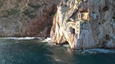 Sardinya 'da, Porto Flavia yakınlarında dalgalı bir deniz. Pan di Zucchero ve kristal berrak denizin hava manzarası