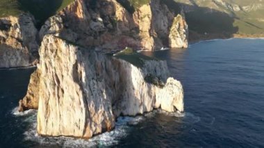 Sardinya 'da, Porto Flavia yakınlarında dalgalı bir deniz. Pan di Zucchero ve kristal berrak denizin hava manzarası
