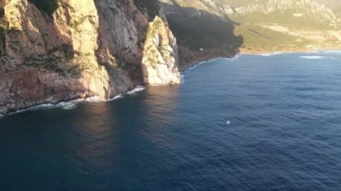 Sardinya 'da, Porto Flavia yakınlarında dalgalı bir deniz. Pan di Zucchero ve kristal berrak denizin hava manzarası