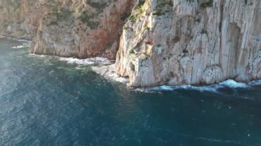 Sardinya 'da, Porto Flavia yakınlarında dalgalı bir deniz. Pan di Zucchero ve kristal berrak denizin hava manzarası