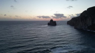 Sardinya 'da, Porto Flavia yakınlarında dalgalı bir deniz. Pan di Zucchero ve kristal berrak denizin hava manzarası