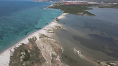 Sardunya kıyılarının kristal berrak deniz manzarası.