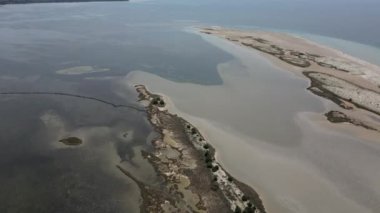 Sardunya kıyılarının kristal berrak deniz manzarası.