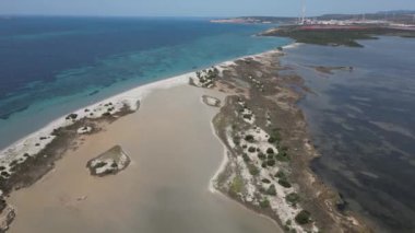 Sardunya kıyılarının kristal berrak deniz manzarası.