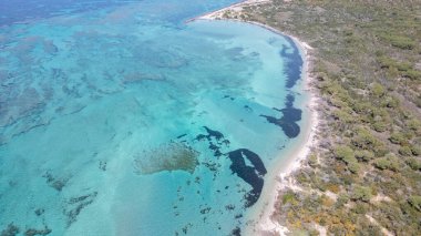 Sardunya kıyılarının kristal berrak deniz manzarası.
