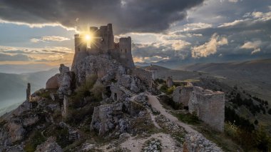 Rocca Calascio gün batımında ılık ışık ve bulutlarla