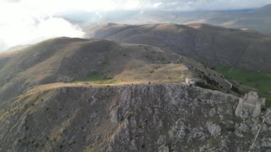 Rocca Calascio gün batımında ılık ışık ve bulutlarla