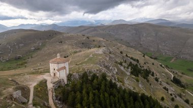 Rocca Calascio gün batımında ılık ışık ve bulutlarla