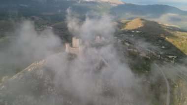 Rocca Calascio gün batımında ılık ışık ve bulutlarla