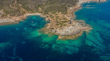 Yazın Sardunya kıyılarının manzarası, Piscinn plajı.