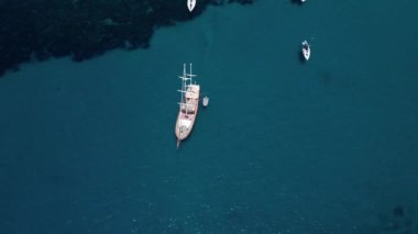 Yazın Sardunya kıyılarının manzarası, Piscinn plajı.