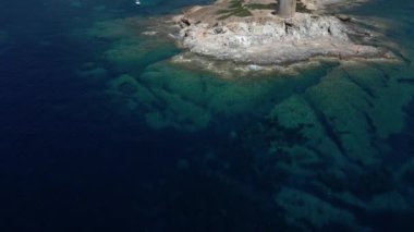 Yazın Sardunya kıyılarının manzarası, Piscinn plajı.