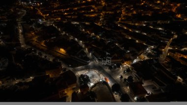 Küçük bir İtalyan kasabasının üstünden gece çekimleri