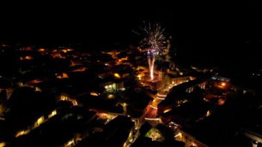 Kasaba festivali, kilisenin yakınındaki havai fişeklerin oradan.