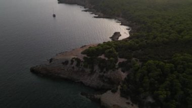 Sardunya uçurumunun tepesinden vuruldu, Grotta dei Baci