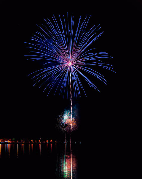 Фейерверки над морем в Сант-Антиоко на Сардинии