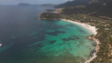 Güney Sardunya Denizi, kristal berrak su ve tekneler