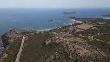 Güney Sardunya Denizi, kristal berrak su ve tekneler