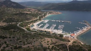 Güney Sardunya Denizi, kristal berrak su ve tekneler