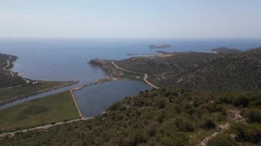 Güney Sardunya Denizi, kristal berrak su ve tekneler