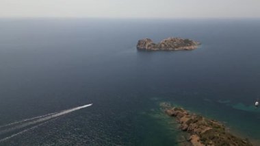Güney Sardunya Denizi, kristal berrak su ve tekneler