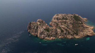Güney Sardunya Denizi, kristal berrak su ve tekneler