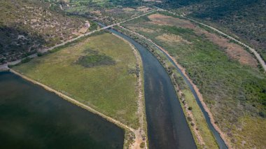 Güney Sardunya Denizi, kristal berrak su ve tekneler