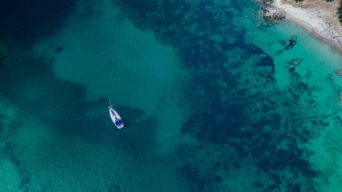 Güney Sardunya Denizi, kristal berrak su ve tekneler
