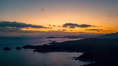Sardunya günbatımının manzarası, bulutlardaki güneş yerine ateş topu