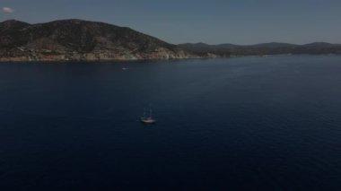 Güney Sardunya Denizi, kristal berrak su ve tekneler