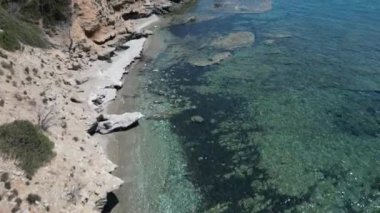 Güney Sardunya Denizi, kristal berrak su ve tekneler