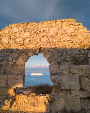 Sardunya 'da Cagliari sahilinde gün doğumunda kale