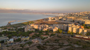 Sardunya 'da Cagliari sahilinde gün doğumunda kale