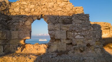 Sardunya 'da Cagliari sahilinde gün doğumunda kale