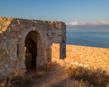 Sardunya 'da Cagliari sahilinde gün doğumunda kale