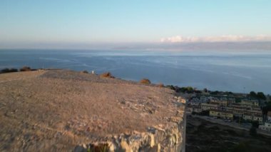 Sardunya 'da Cagliari sahilinde gün doğumunda kale