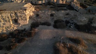 Sardunya 'da Cagliari sahilinde gün doğumunda kale