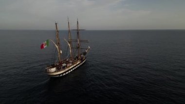 İtalyan donanma gemisi, eğitim gemisi yolda. Açık deniz