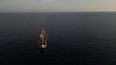 İtalyan donanma gemisi, eğitim gemisi yolda. Açık deniz
