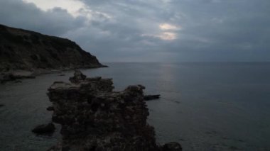 Sardunya kıyıları, gün batımında deniz kenarında bir ev.