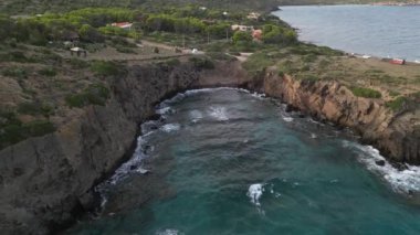 Drone 'dan deniz manzaralı. Su üzerinde kristal berrak su ve kayalar