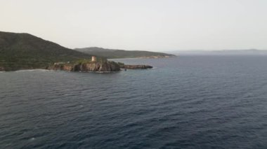 Drone 'dan deniz manzaralı. Su üzerinde kristal berrak su ve kayalar